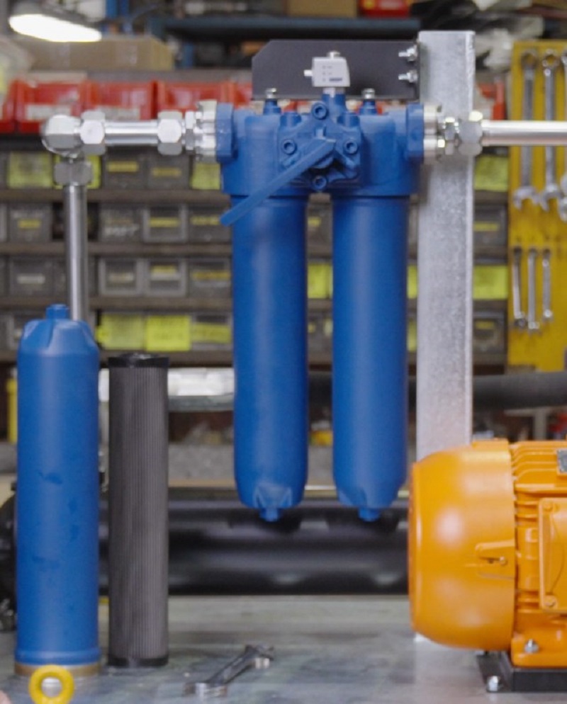 Duplex oil filtration system allowing filter maintenance while the lubrication system remains operating